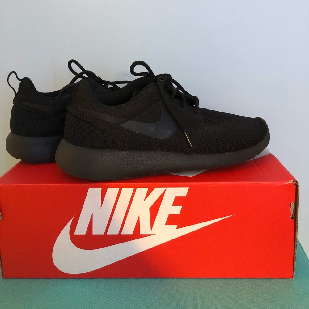 black nike roshes 🐾